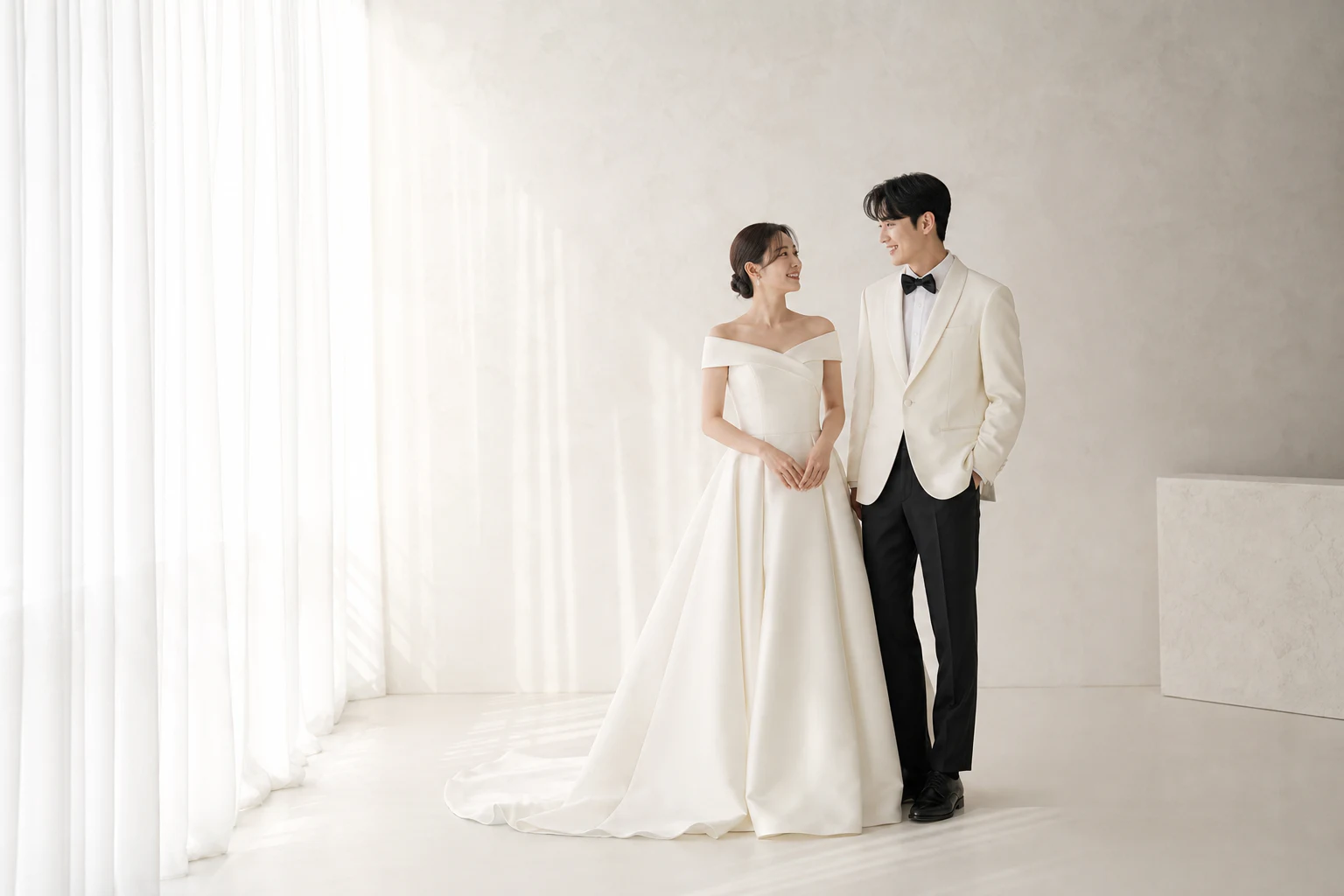 넓은 여백과 창빛을 살린 화이트 스튜디오 웨딩사진 예시